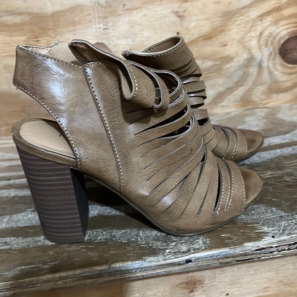 Madden girl wedge sandals size size 5.5